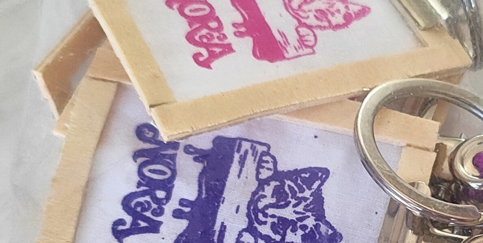 La serigrafía artesanal es un proceso que requiere tiempo, paciencia y atención al detalle. Frente a los ritmos rápidos de la producción industrial, apostar por lo artesanal significa parar, observar y trabajar cada pieza de forma individual.